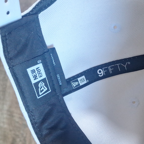 Oakley Cream&White Snapback Ball Cap - Picture 7 of 8